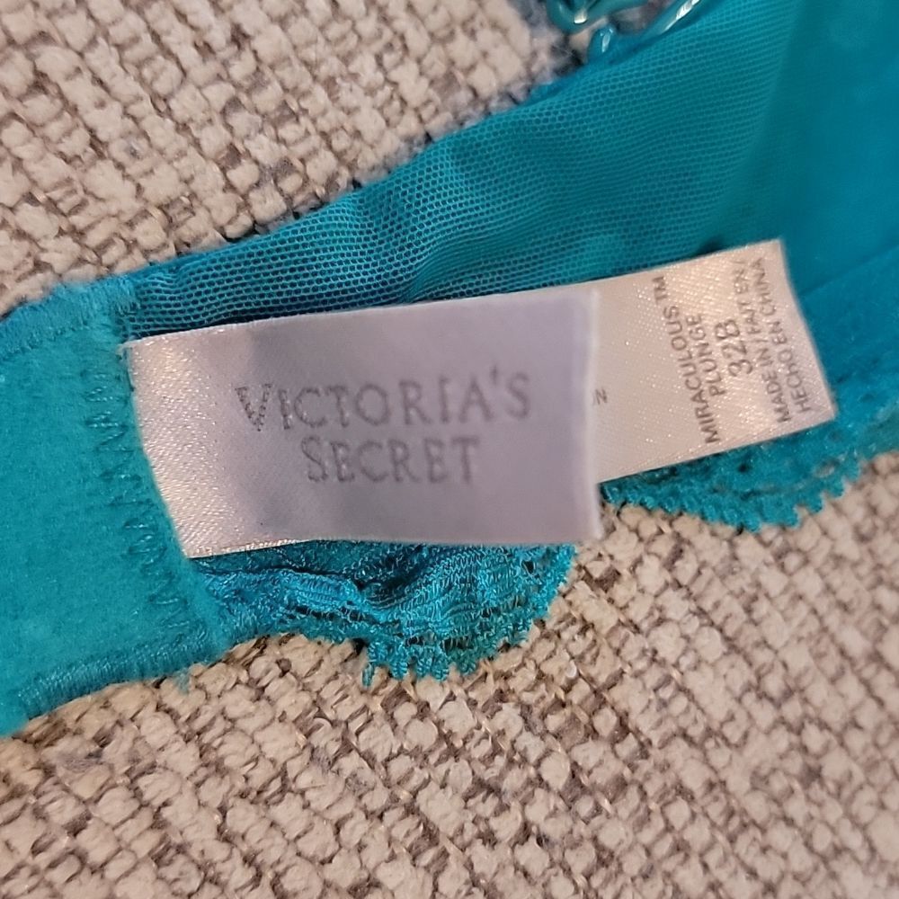 Victoria's Secret Miraculous Plunge Bra - Picture 6 of 9